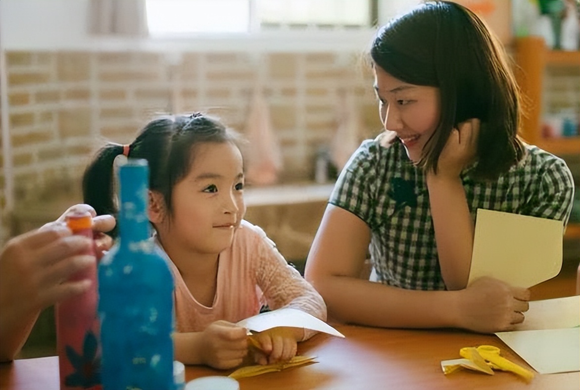 女幼师课上扒光4岁男童上衣，另有一名老师旁观，后续处理来了