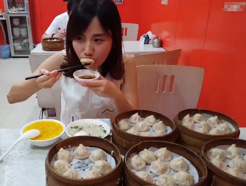 拿海鲜喂鸡、20秒36万进账，网红这一职业，真就“钱”途无量？