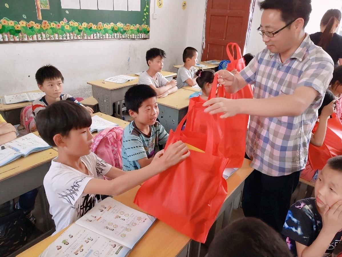 农村小学校长副高职称遴选为乡镇人大副主席，去了会降低工资吗？