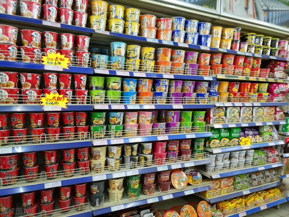 顾客拿泡面去结账,顾客拿泡面结账被收银小姐姐拆开