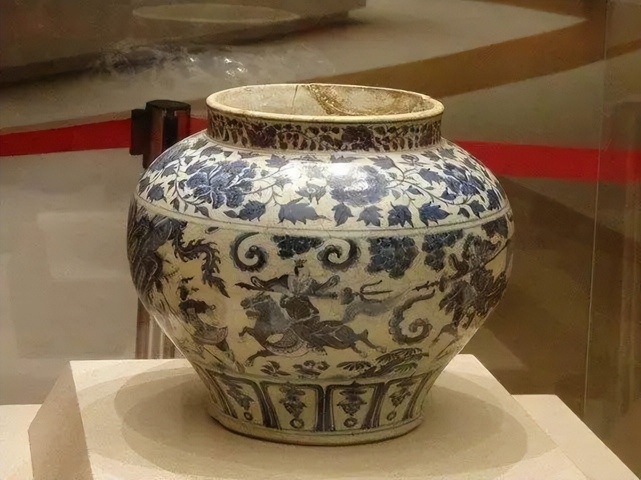 广西挖骨灰坛,工人挖出骨灰缸