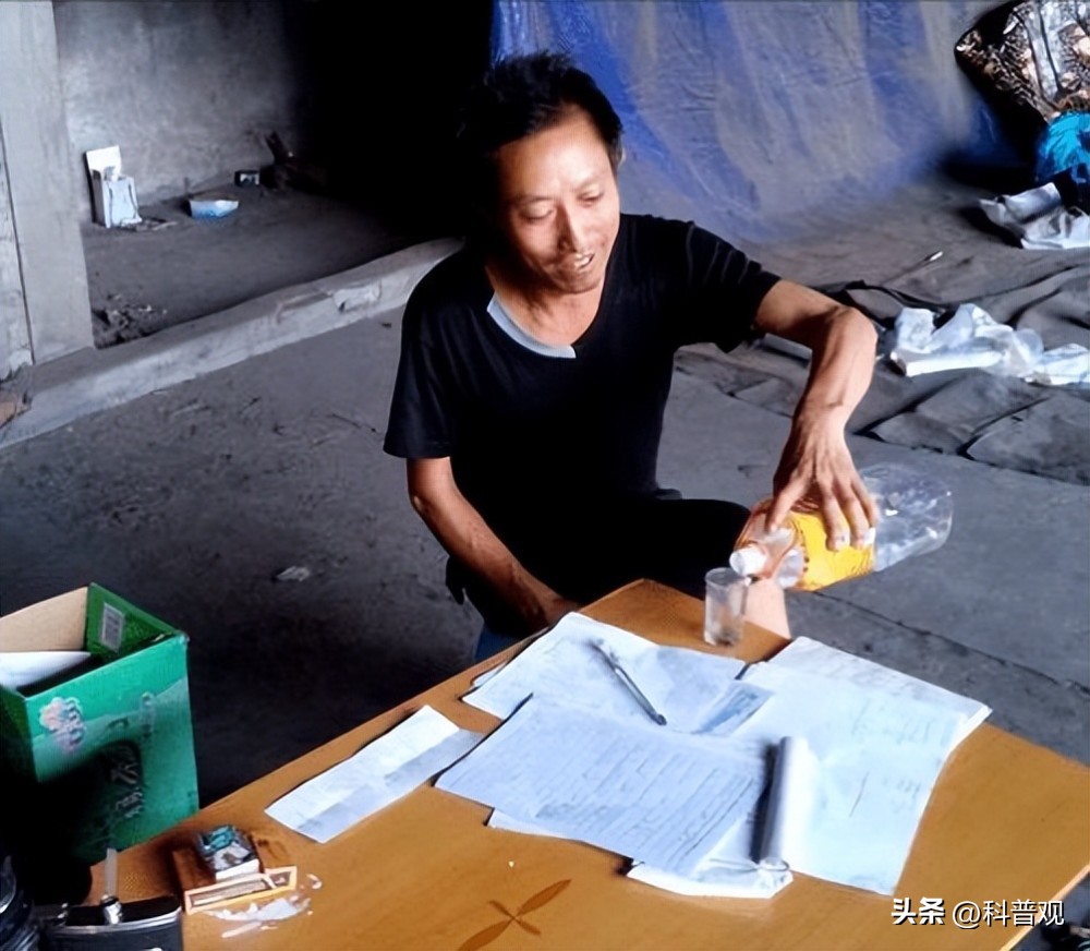 住桥洞研究彩票男子近况,男子痴迷彩票住桥洞中奖