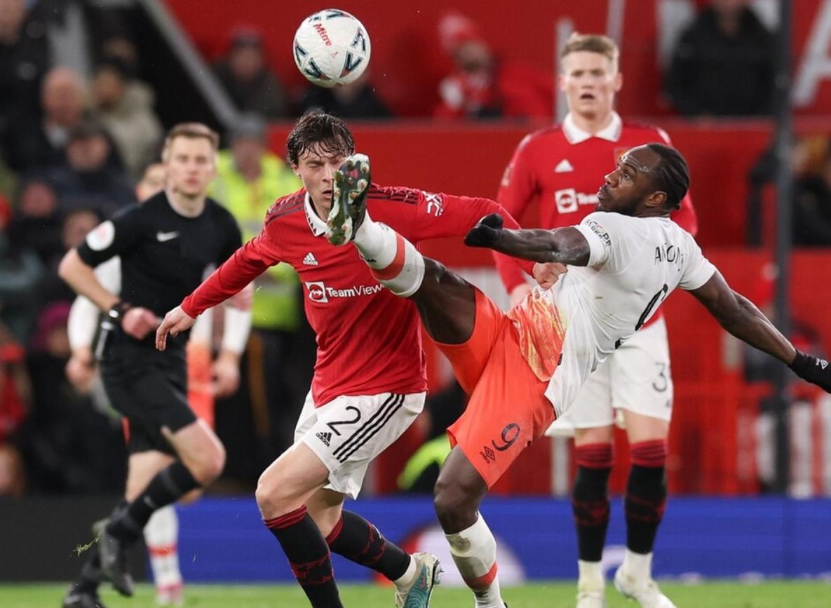 逆转!89分钟进球+第94分钟进球!曼联拒绝爆冷,球迷狂欢