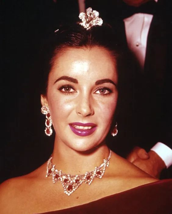 见证你投资眼光的时候到啦!王室最爱,拍卖必争的“宝石之王”你入手了吗?