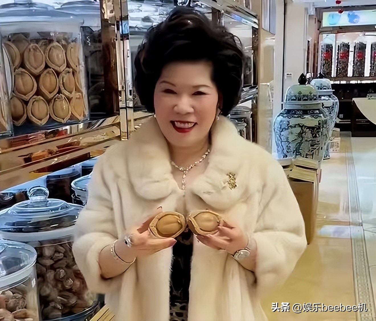 “全网第一富婆”鲍鱼家姐，豪宅堪比豪华宫殿，她究竟有什么来头