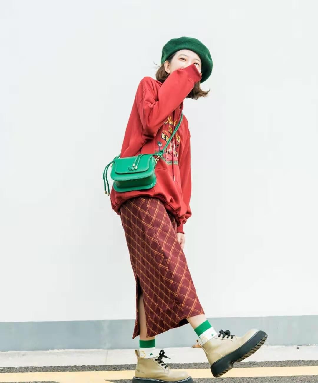 秋冬毛衣或者卫衣搭配的半身裙,灰色卫衣搭配什么颜色的半身裙