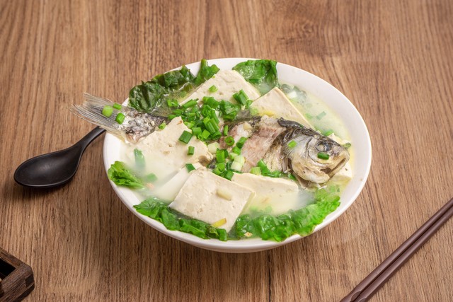 鲈鱼和鲫鱼哪个鱼好吃,鱼类品种大全鲫鱼吃什么