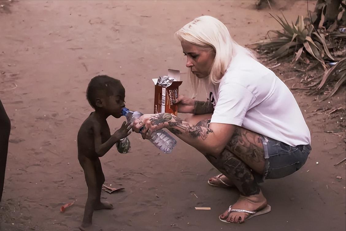 6年前,2岁非洲讨水男孩被好心人收养后,现在过得怎样?