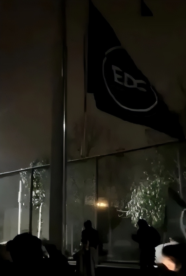 球迷冲进球场拥抱梅西后续被合影,球迷冲进球场拥抱梅西被摁倒在地