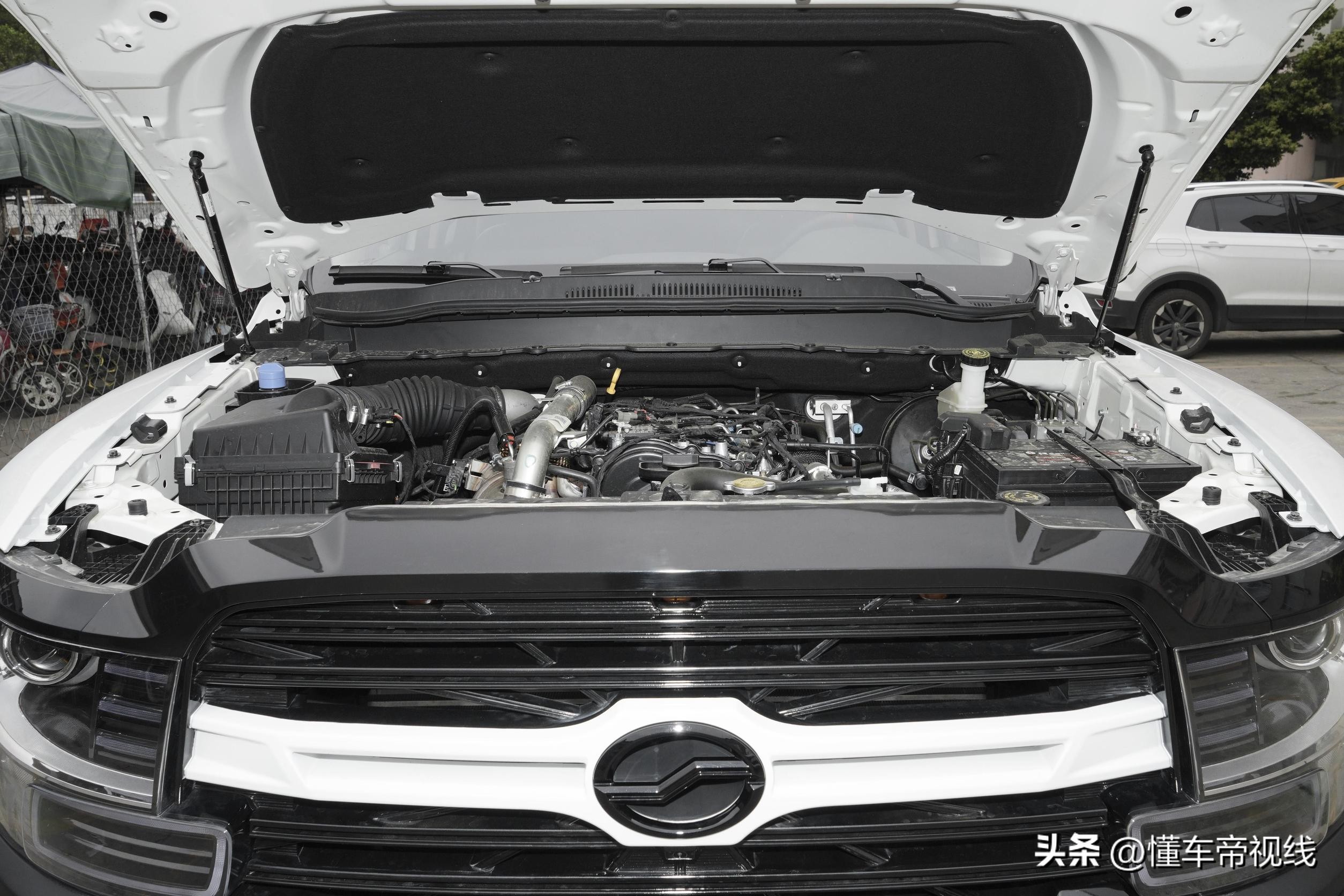 中兴1949汽油四驱版报价,中兴1949商用版和乘用版外观区别