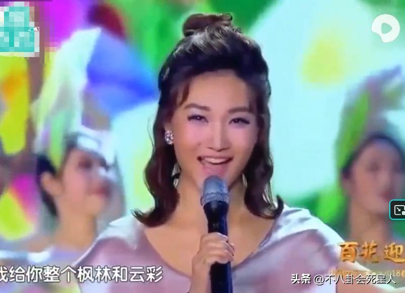 戴假发、穿半截西装、贴胶带瘦脸,原来央视的主持人这么“假”