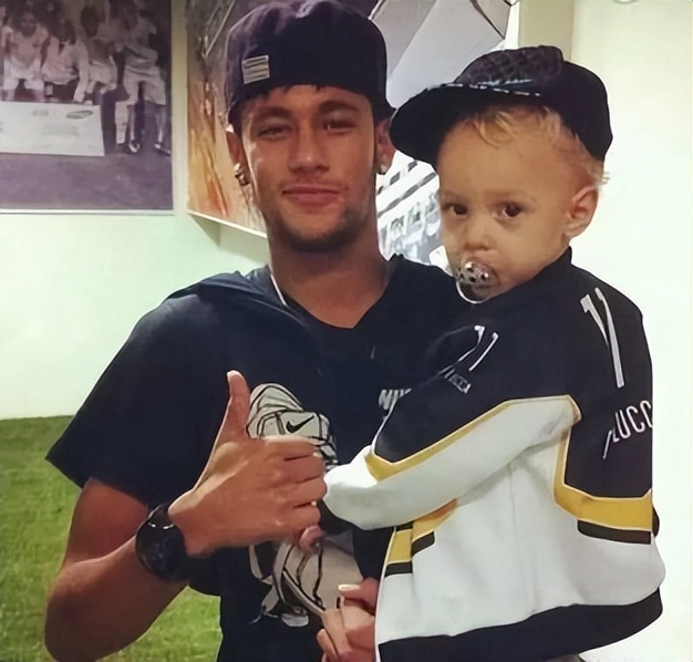 梅西获得金球奖c罗握手梅西,梅西工资卡给老婆