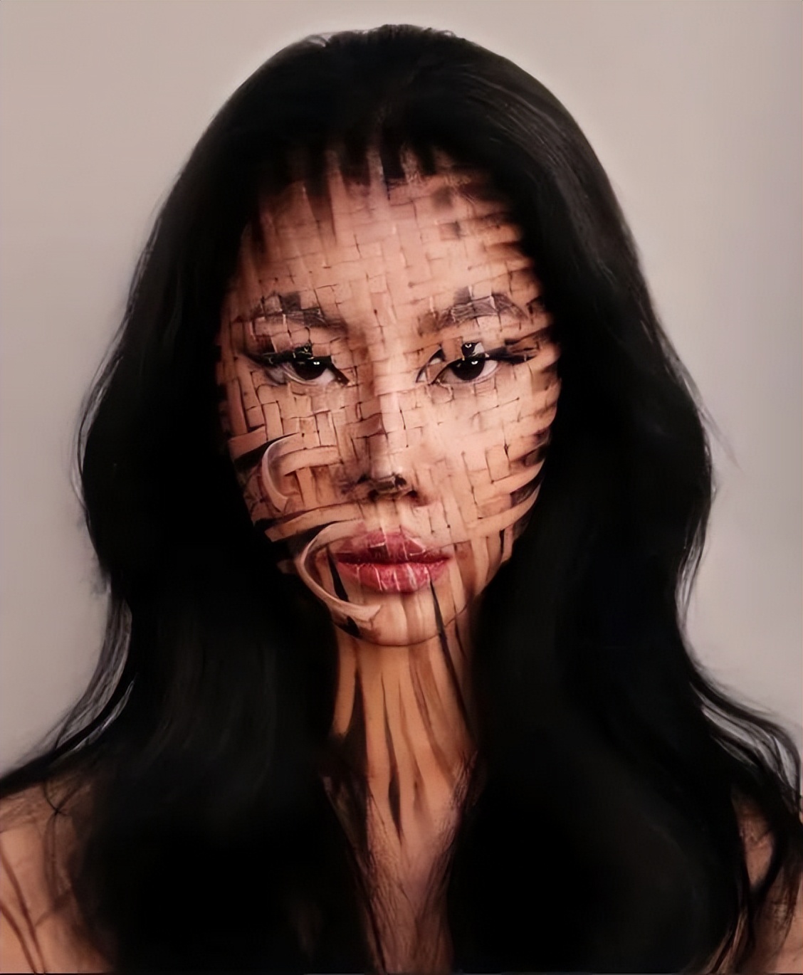 她脱去衣服,在自己皮肤上作画,狂吸63万粉,还能月入百万