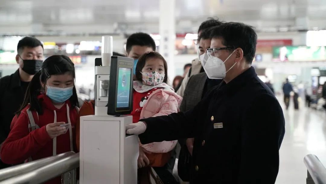 带小神兽去坐空中游览车,带神兽出行