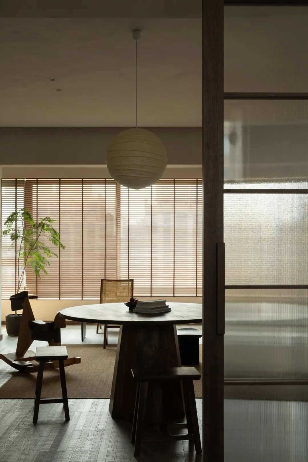 优雅简约居所设计,140平四居室摒弃繁琐回归自然