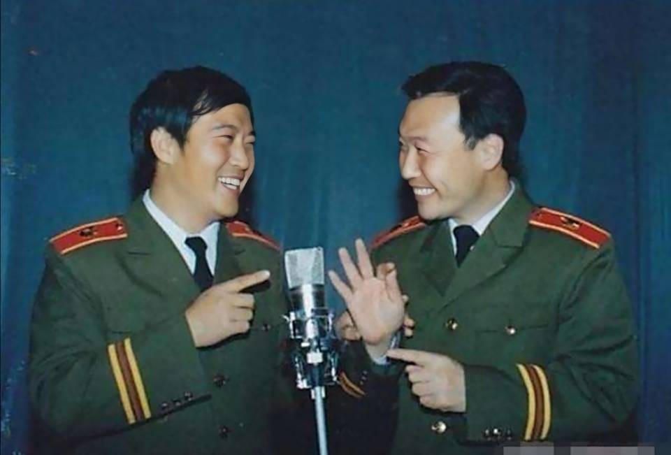 牛群和冯巩晚年见面,牛群辞官