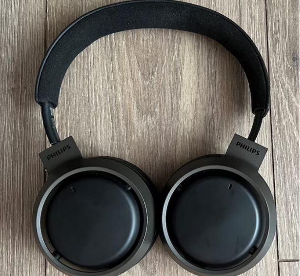 包耳式蓝牙耳机，耳朵封闭，充满声音