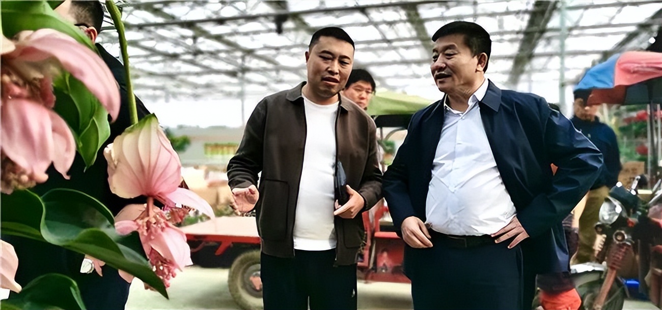 他在花市开了三家“非常规”花店，业绩不凡，成为同行学习的样板