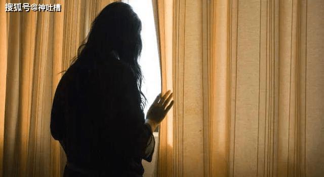 跟踪狂尾随女孩踩点,惊悚跟踪女孩