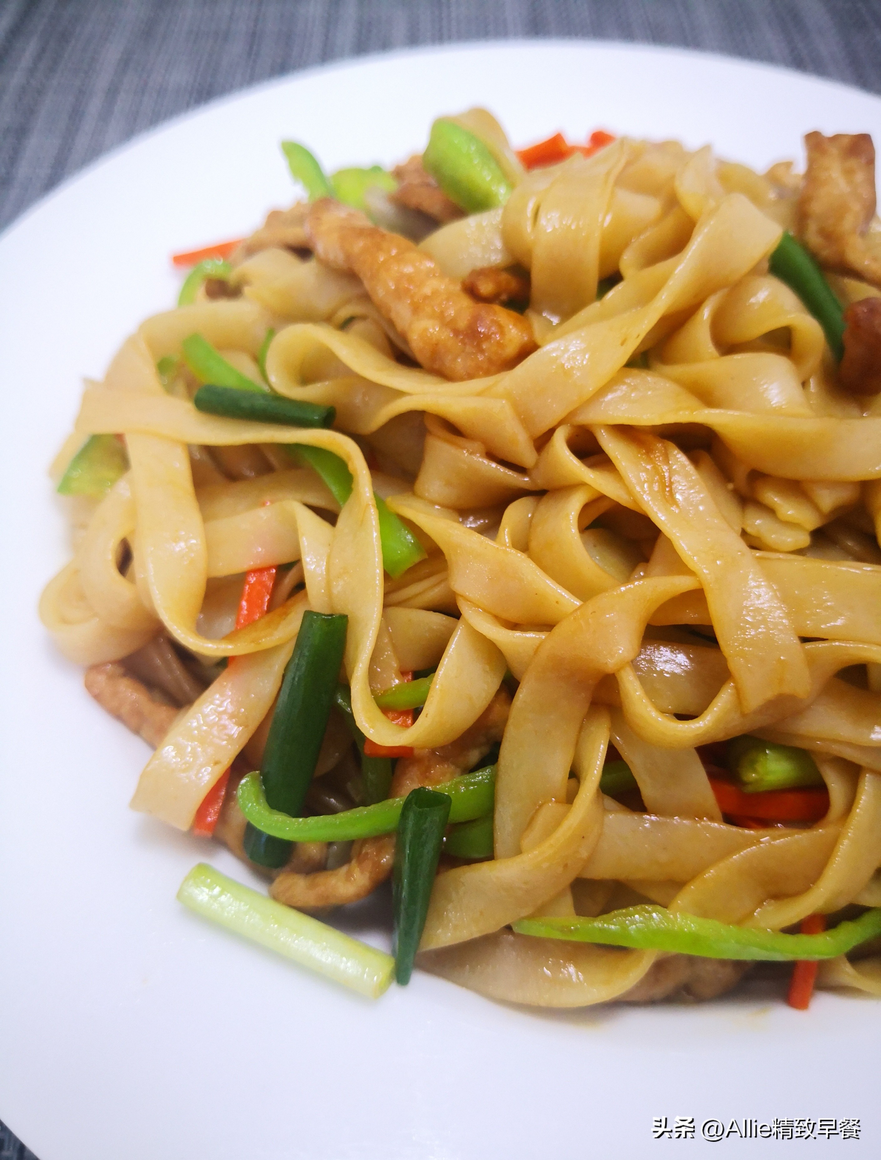 广东人爱吃的炒河粉，教您在家就能做，根根分明爽滑入味，零厨艺