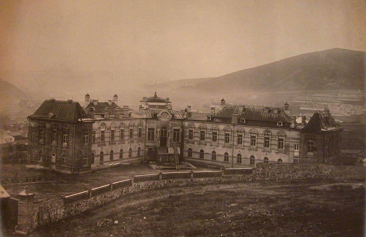 高清老照片：旗人格格大腿岔开豪放洗衣，地主三妻四妾不输女明星