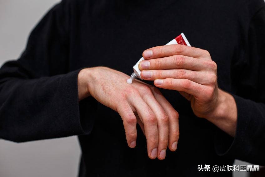 手上长小水泡是脚气吗,水泡型脚气可以传染到手上吗