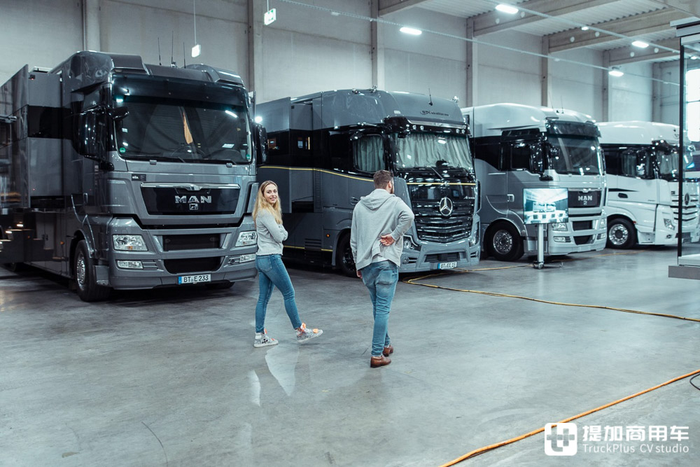 双层巴士房车改装图,可升顶的双层巴士房车