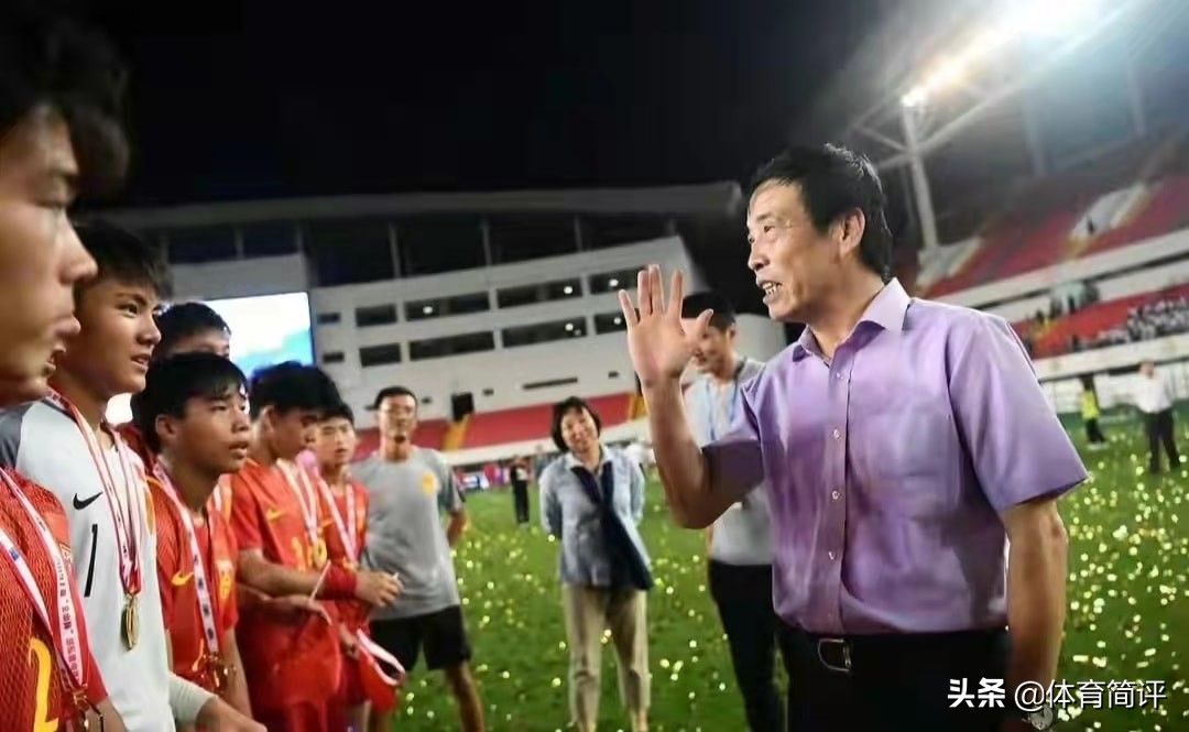 讽刺！国足1-3越南队赛前，足协主席陈戌源获赠1件越南队10号球衣