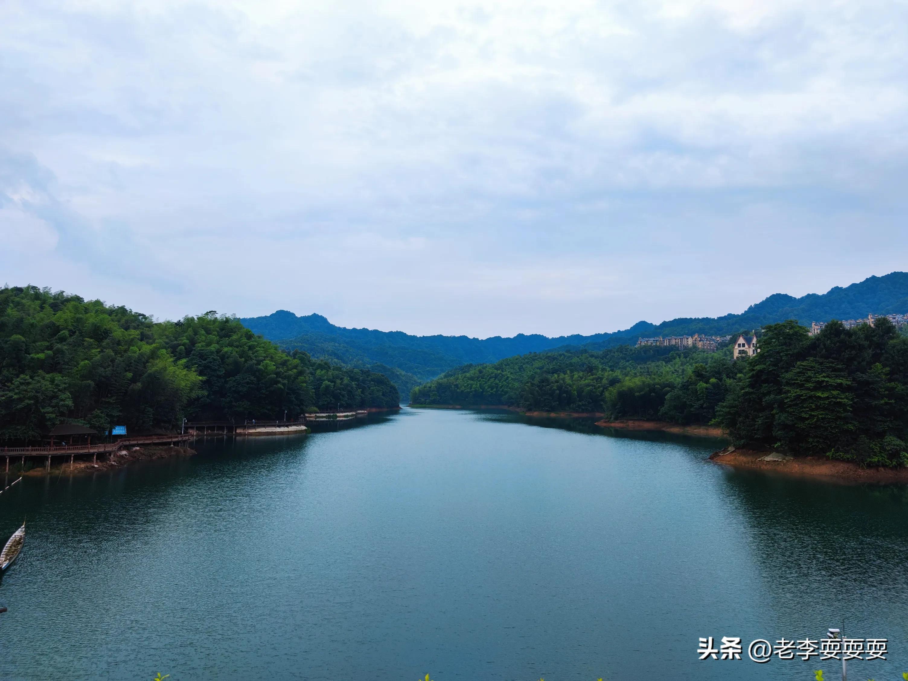 它崖、湖双拥，天然资源国内罕见，是海拔1280米之上的幸福城堡