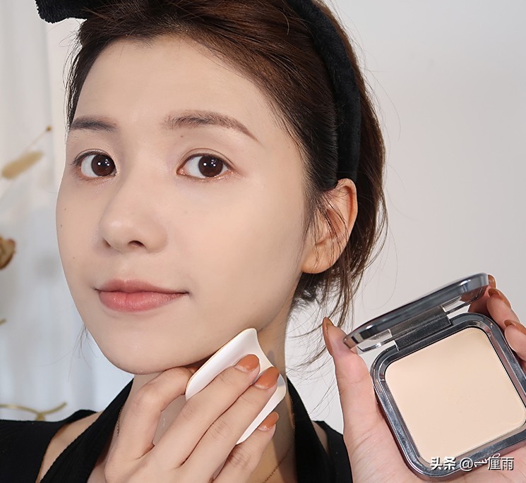 如何使用粉饼打底妆,粉饼上底妆不卡粉的步骤