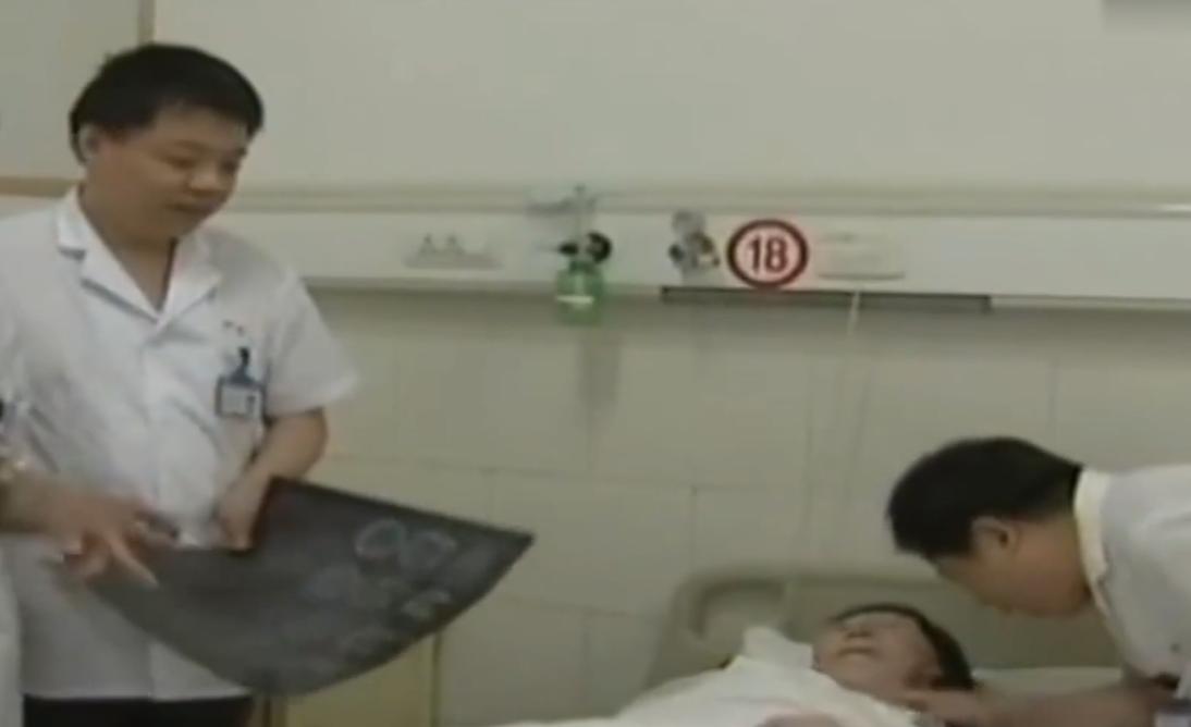 故事:江苏70岁老人头疼欲裂,检查时发现颅内有*弹子**,吓坏在场医生