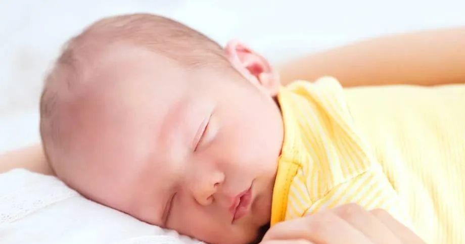 婴儿3个半月自己会翻过来趴睡,怎么把趴睡的新生儿翻过来