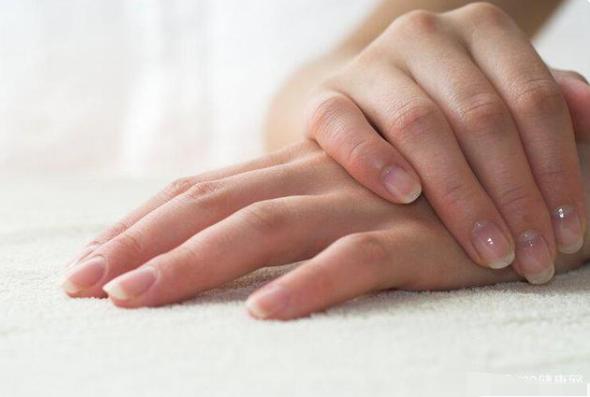 指甲上的月牙代表什么视频,指甲上月牙颜色代表什么