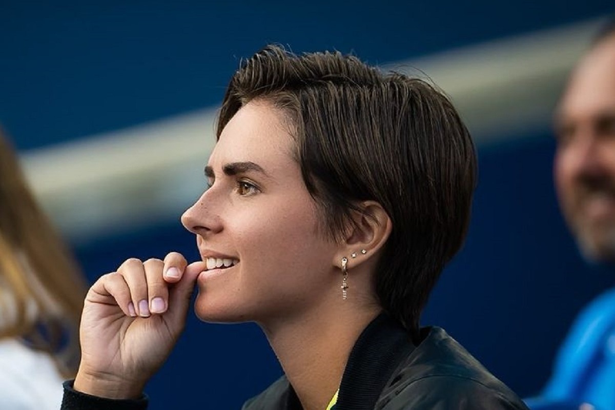 全裸的扎比亚科站在罗马市中心的阳台上