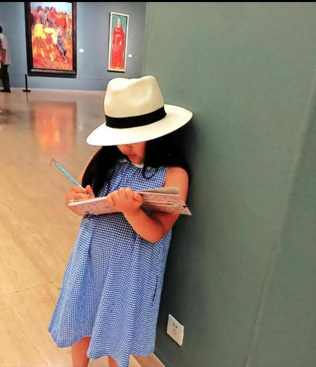 李湘女儿包包多少钱,李湘的女儿背名牌包包