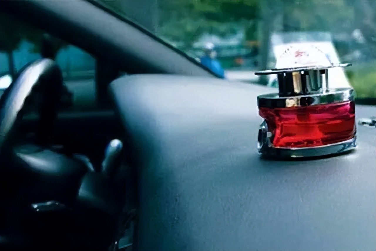 这几款车车内异味严重你中招了吗,这几种情况表示车子要自燃