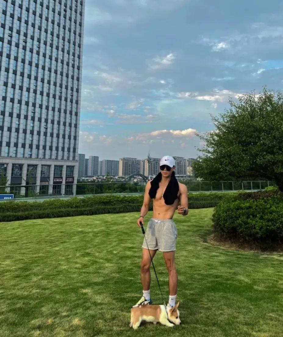 黝黑爷们帅哥寸头,黝黑皮肤的帅哥