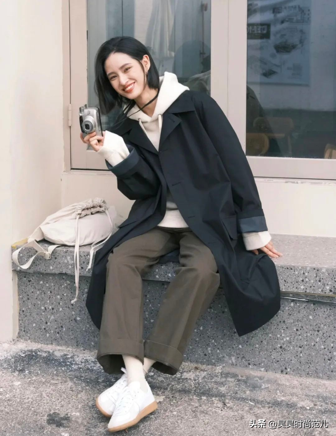 卫衣搭配外套的穿搭春款,矮个子初春风衣卫衣搭配