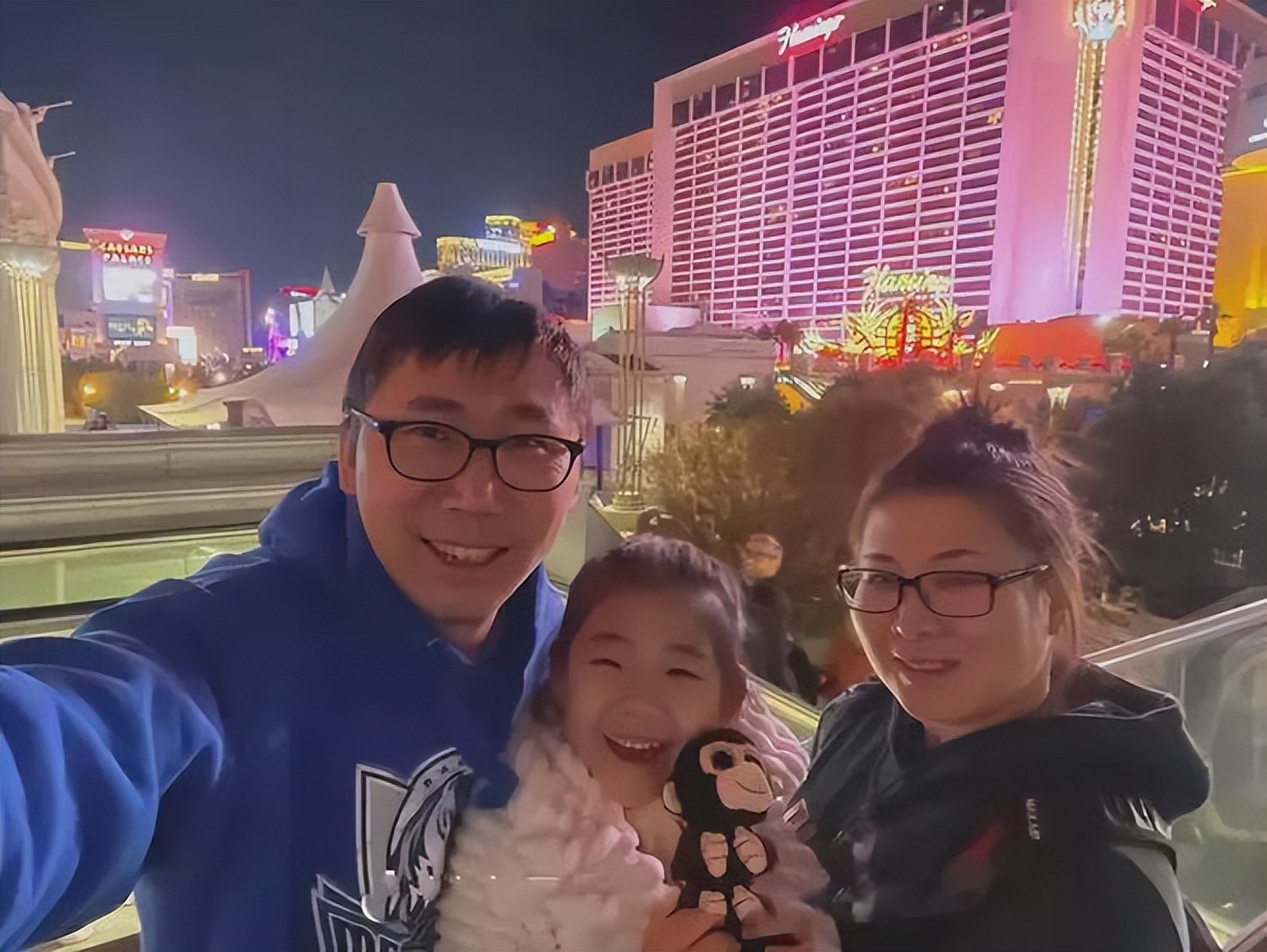 东北夫妇背着LV包在美国骗救济，被老外讽刺：中国人富而无德