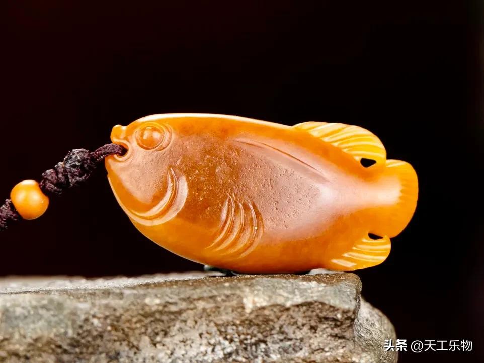 和田玉黄沁籽料大师玉雕极品图片,1200克的和田玉籽料黄沁多少钱