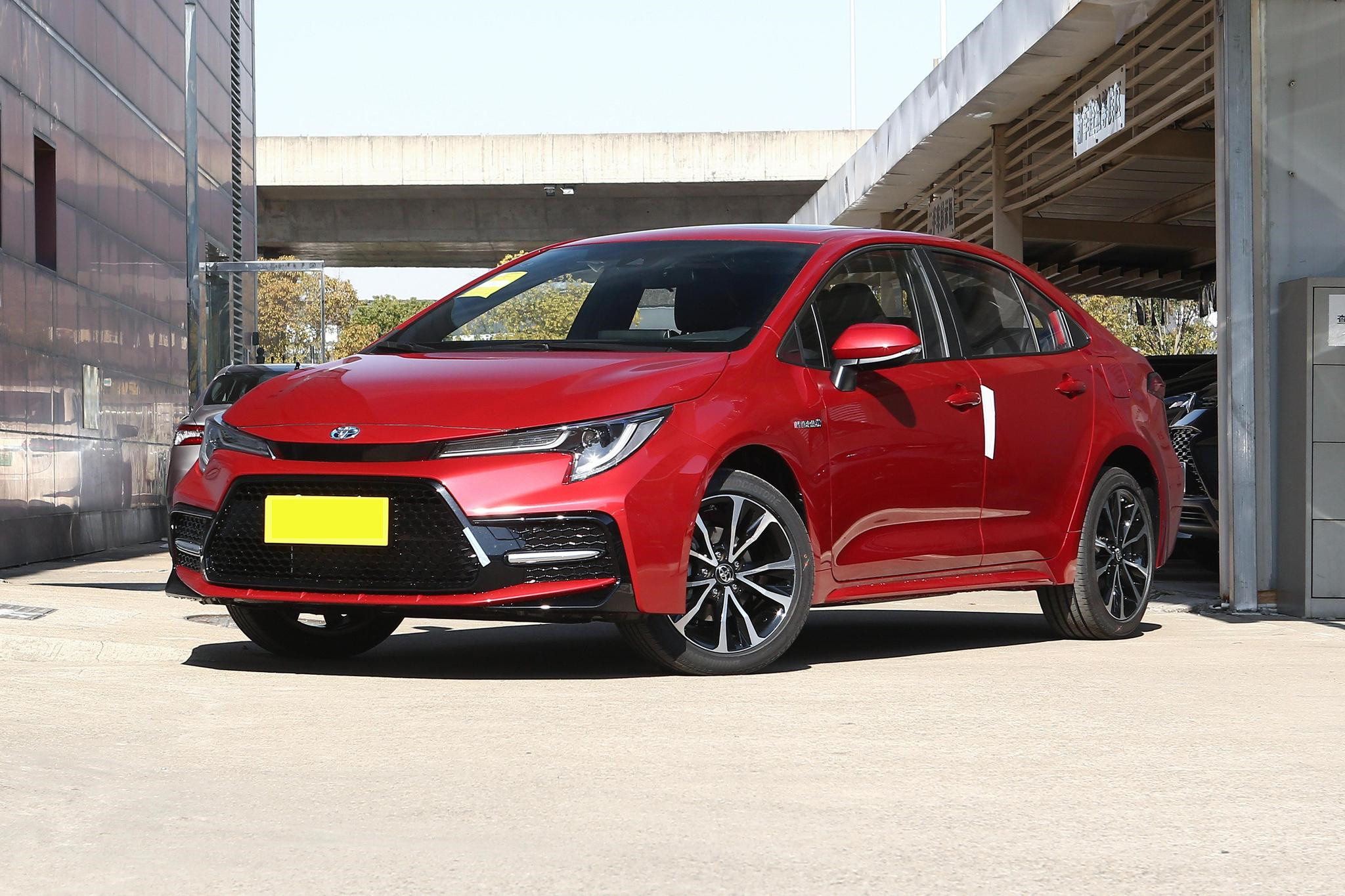 丰田雷凌2021款和大众速腾测评,雷凌和速腾对比哪个更值得入手