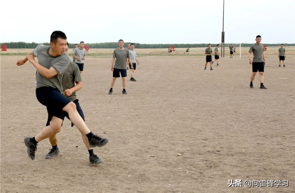 兵哥哥野外驻训训练与生活,兵哥哥在巡逻被围观