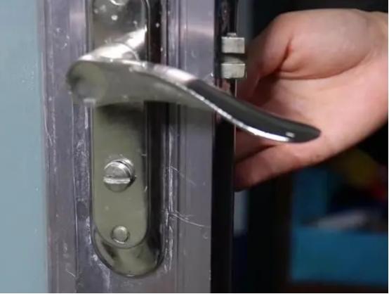 门被反锁如何用卡打开,门被反锁一个硬币解决问题