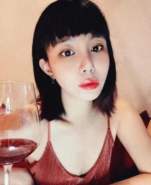 12年过去了，“宁坐宝马哭，不坐单车笑”的女孩，嫁入豪门了吗？