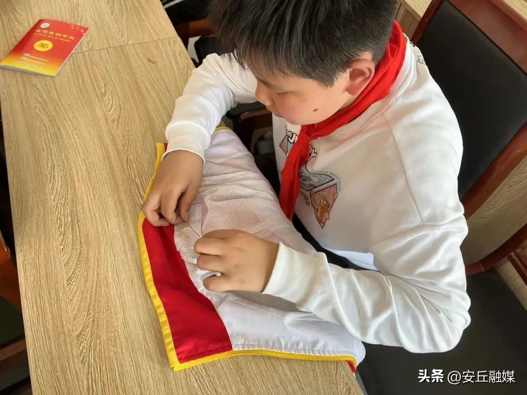 五一劳动节劳动最光荣小学一年级,小学五一劳动节社区劳动实践