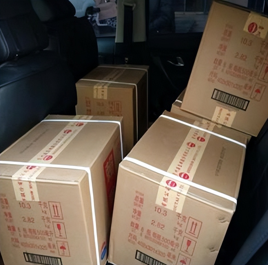 辽宁男子喝3万斤酒撑大脖子,男子嗜酒如命一天三四斤白酒