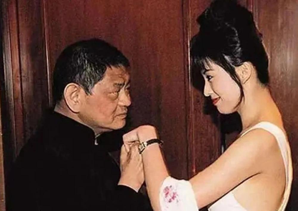 他年赚56亿拿20亿泡妞，别墅养着百位美女，晚年给儿子留26亿巨债