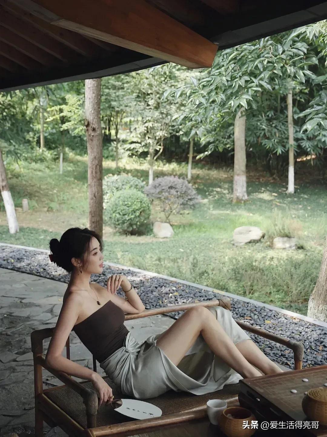 复古风针织衫黑色连衣裙,女性知性文艺风服装讲解