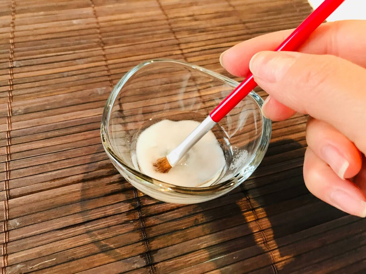 指甲渐变有条纹怎么解决,指甲薄有竖纹容易开裂不易长出来