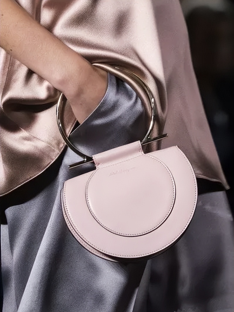 粉色大衣配灰色内搭,粉色配灰色好看吗图片